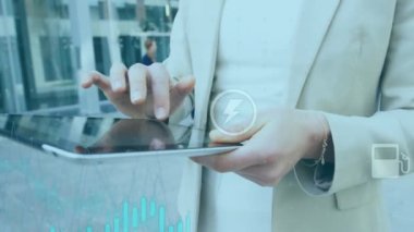Dijital tablet kullanılarak iş kadınının orta kesiminde istatistiksel veri işleme animasyonu. İş veri teknolojisi kavramı