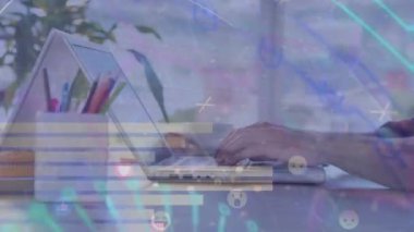 Küresel iş arayüzü kavramına sahip bir dizüstü bilgisayarda çalışan iş adamlarının videosu. Bir ofis üzerinde veri işleme ve küresel animasyon.