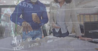 Ofisteki iş adamları üzerinde finansal veri işleme animasyonu. Küresel iş, finans, bilgisayar ve veri işleme kavramı dijital olarak oluşturulmuş video.