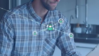 Kafkas işadamı üzerindeki simgelerle bağlantı ağının animasyonu. Küresel iş, finans ve dijital arayüz kavramı dijital olarak oluşturulmuş video.