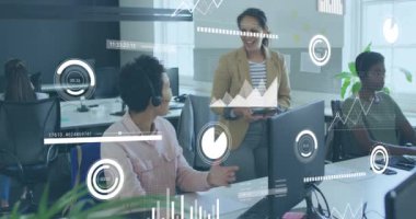 Ofisteki çeşitli iş adamları üzerinde veri işleme animasyonu. Küresel iş ve dijital arayüz kavramı, dijital olarak oluşturulmuş video.