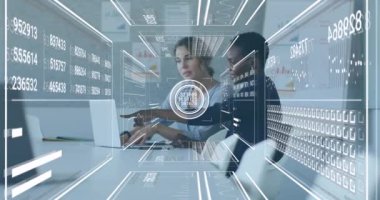 Ofisteki çeşitli iş adamları üzerinde veri işleme animasyonu. Küresel iş ve dijital arayüz kavramı, dijital olarak oluşturulmuş video.