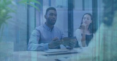 Çeşitli girişimcilerin el sıkışarak yatırımcılarla anlaşma imzalaması üzerine rakamların değişmesi. Dijital bileşik, çoklu pozlama, büyüme, takım çalışması, iletişim ve teknoloji kavramı.