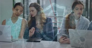 Bilgisayarı kullanarak ve tartışarak çeşitli meslektaşlar üzerinde siber güvenlik veri işleme animasyonu. Siber güvenlik ve iş teknolojisi kavramı