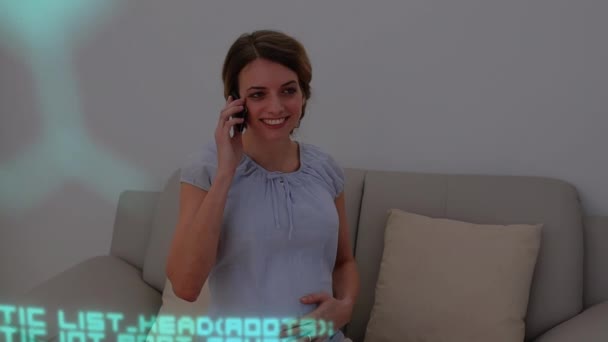 Анимация Бинарного Кодирования Над Белой Беременной Женщиной Разговаривающей Смартфону Дома — стоковое видео