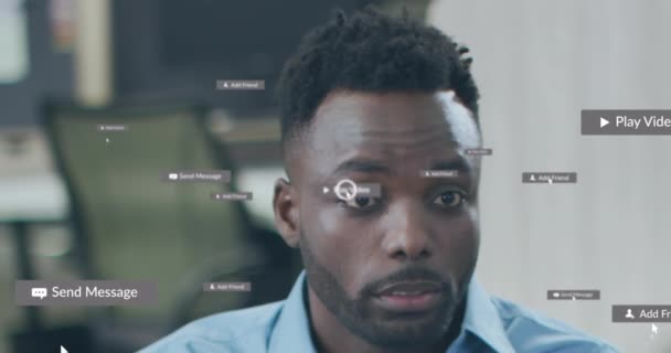아프리카 미국인에 반대하는 미디어 아이콘 애니메이션 사무실에서 동료와 이야기 미디어 — 비디오