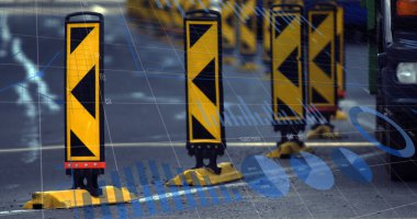 Bilgisayar ve şehir caddelerini kullanan adamın istatistik ve veri işleme görüntüsü. Küresel işletme finans borsası ve teknoloji konsepti dijital olarak üretilen imaj.