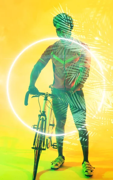 Αφροαμερικάνος Ποδηλάτης Στέκεται Ποδήλατο Από Φωτισμένο Κύκλο Και Φυτά Αντιγραφή — Φωτογραφία Αρχείου