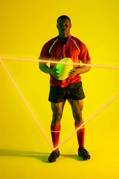 Självsäker Afrikansk Amerikansk Manlig Rugby Spelare Med Boll Genom Belyst — Stockfoto