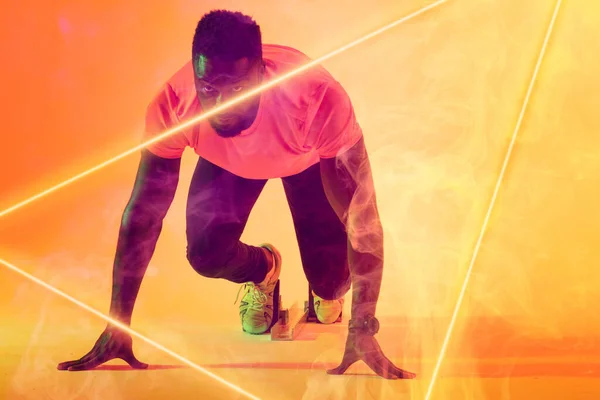 Afrika Kökenli Amerikalı Erkek Sporcu Eğik Arkaplan Üzerinde Aydınlatma Üçgeniyle — Stok fotoğraf