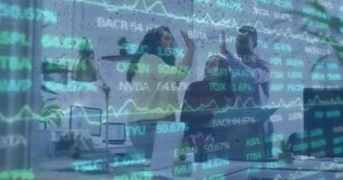 Ofisteki çeşitli iş adamları üzerinde veri işleme animasyonu. Küresel iş, finans ve dijital arayüz kavramı dijital olarak oluşturulmuş video.