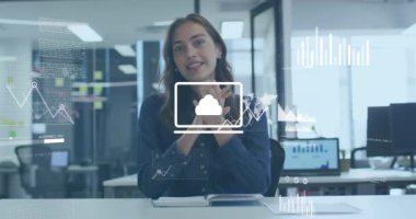 Kafkas iş kadınının ofisinde veri işleme animasyonu. Küresel iş ve dijital arayüz kavramı, dijital olarak oluşturulmuş video.