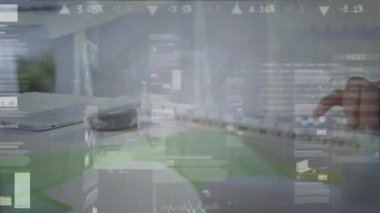 Bilgisayar kullanarak iş adamının finansal veri işleme animasyonu. Küresel iş, finans, bilgisayar ve veri işleme kavramı dijital olarak oluşturulmuş video.