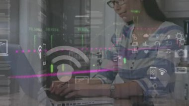 Bilgisayarla Asyalı iş kadınının veri işleme animasyonu. Küresel iş, finans ve dijital arayüz kavramı dijital olarak oluşturulmuş video.