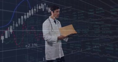 Erkek doktorla ilgili istatistik ve veri işleme animasyonu. Küresel tıp, sağlık hizmetleri, bilgisayar, finans, iş ve veri işleme kavramı dijital olarak oluşturulmuş video işleme kavramı.