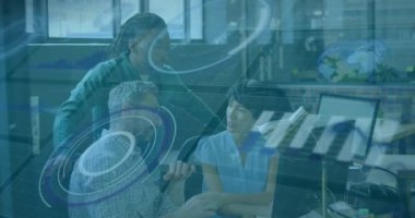 Ofiste çalışan çeşitli iş adamları üzerinde finansal veri işleme animasyonu. Küresel iş, finans ve dijital arayüz kavramı dijital olarak oluşturulmuş video.