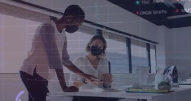 Yüz maskesi takan çeşitli iş kadınlarıyla ilgili finansal veri işleme animasyonları. Küresel covid 19 salgın, iş, sağlık ve veri işleme kavramı dijital olarak oluşturulmuş video.