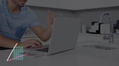 Evde dizüstü bilgisayar kullanan beyaz bir adam hakkında istatistiksel veri işleme animasyonu. İş veri teknolojisi kavramı