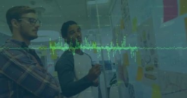 Ofiste çalışan iş adamları üzerinde finansal veri işleme animasyonu. Küresel hesaplama, finans, iş ve veri işleme kavramı dijital olarak oluşturulmuş video.