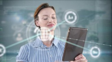 Tablet kullanan beyaz kadın üzerindeki bağlantı ağının animasyonu. Küresel iş ve dijital arayüz kavramı dijital olarak oluşturulmuş video.