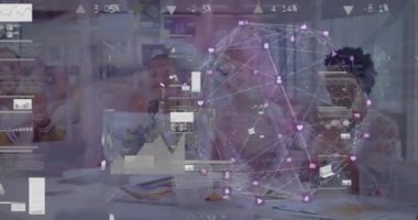 Ofisteki çeşitli iş adamları üzerinde veri işleme animasyonu. Küresel iş ve dijital arayüz kavramı dijital olarak oluşturulmuş video.