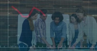 Ofiste tartışan çeşitli meslektaşlar grubu üzerinde istatistiksel veri işleme animasyonu. İş veri teknolojisi kavramı