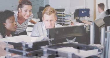 Ofiste tartışan üç farklı meslektaşın veri işleme arayüzünün animasyonu. Bilgisayar arayüzü ve iş teknolojisi kavramı