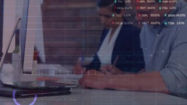 Ofiste çalışan iş adamları üzerinde finansal veri işleme animasyonu. Küresel iş, finans, bilgisayar ve veri işleme kavramı dijital olarak oluşturulmuş video.