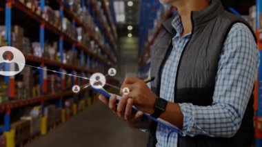 Kafkas erkek yöneticisinin depodaki stokları kontrol etmesi üzerine profil simgeleri ağının animasyonu. Küresel ağ ve lojistik iş teknolojisi kavramı