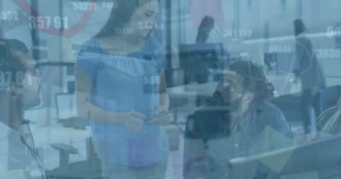 Ofisteki iş adamları üzerinde kırmızı çizgi ve rakamlarla finansal veri işleme animasyonu. Küresel hesaplama, finans, iş ve veri işleme kavramı dijital olarak oluşturulmuş video.