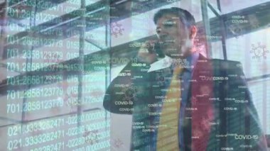 Veri işleme animasyonu ve Kafkasyalı işadamının ofisinde çalışması üzerine yazılmış 19 metin. Küresel iş, finans ve dijital arayüz kavramı dijital olarak oluşturulmuş video.