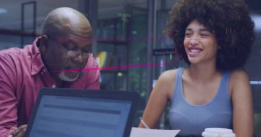 Ofiste çalışan çeşitli iş adamları üzerinde finansal veri işleme animasyonu. Küresel iş, finans ve dijital arayüz kavramı dijital olarak oluşturulmuş video.