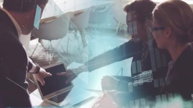 Ofiste çalışan iş adamları üzerinde veri işleme animasyonu. Küresel hesaplama, finans, iş ve veri işleme kavramı dijital olarak oluşturulmuş video.