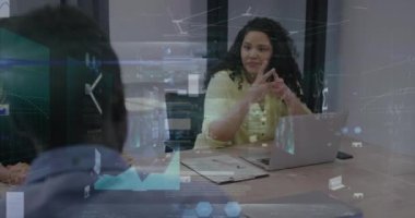 Ofiste çalışan çeşitli iş adamları üzerinde finansal veri işleme animasyonu. Küresel iş, finans, bilgisayar ve veri işleme kavramı dijital olarak oluşturulmuş video.