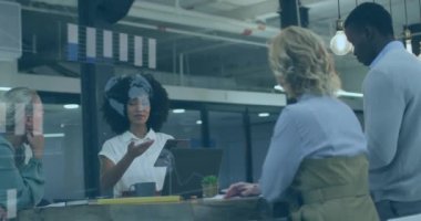 Ofiste çalışan iş adamları üzerinde veri işleme animasyonu. Küresel hesaplama, finans, iş ve veri işleme kavramı dijital olarak oluşturulmuş video.