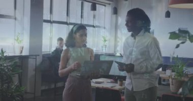 Videoda bir grup işadamının modern bir ofiste iş görüşmesi yer alıyor. Küresel eğitim bağlantıları veri işleme ve teknoloji konsepti dijital olarak oluşturulmuş video.