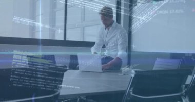 Bilgisayar kullanarak iş adamının finansal veri işleme animasyonu. Küresel iş, finans, bilgisayar ve veri işleme kavramı dijital olarak oluşturulmuş video.