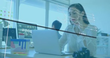 Ofiste çalışan çeşitli iş adamları üzerinde finansal veri işleme animasyonu. Küresel iş, finans ve dijital arayüz kavramı dijital olarak oluşturulmuş video.