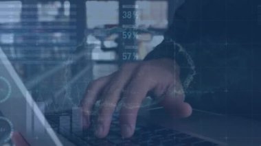 Bilgisayar kullanarak iş adamının finansal veri işleme animasyonu. Küresel iş, finans, bilgisayar ve veri işleme kavramı dijital olarak oluşturulmuş video.