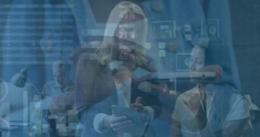 Ofiste çalışan iş adamları üzerinde finansal veri işleme animasyonu. Küresel hesaplama, finans, iş ve veri işleme kavramı dijital olarak oluşturulmuş video.