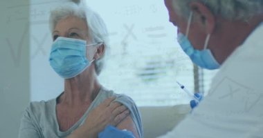 Erkek doktorun kadın kıdemli hastaya iğne yapmasıyla ilgili matematik denklemlerinin animasyonu. Tıbbi sağlık teknolojisi kavramı