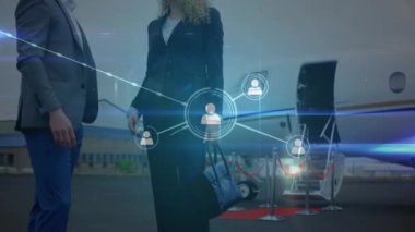 Havaalanındaki çeşitli iş adamlarıyla olan bağlantıların animasyonu. Küresel iş, bağlantılar ve dijital arayüz kavramı dijital olarak oluşturulmuş video.