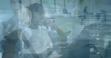 Ofiste çalışan iş adamları üzerinde finansal veri işleme animasyonu. Küresel hesaplama, finans, iş ve veri işleme kavramı dijital olarak oluşturulmuş video.