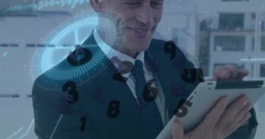 Veri işleme animasyonu ve Kafkasyalı işadamının ofisinden gelen mektuplar. Küresel iş ve dijital arayüz kavramı dijital olarak oluşturulmuş video.