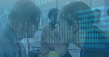 Başka bir kadının kulağına fısıldayan kadınla ilgili istatistiksel veri işleme animasyonu. İş veri teknolojisi kavramı