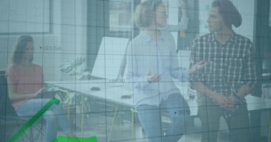 Finansal veri işleme ve ofiste çalışan iş adamlarının yeşil çizgilerinin animasyonu. Küresel hesaplama, finans, iş ve veri işleme kavramı dijital olarak oluşturulmuş video.