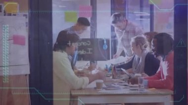 Sınıfta dizüstü bilgisayar kullanan farklı öğrencilerin matematik denklemlerinin animasyonu. Küresel gönderim ve bağlantılar konsepti dijital olarak oluşturulmuş video.