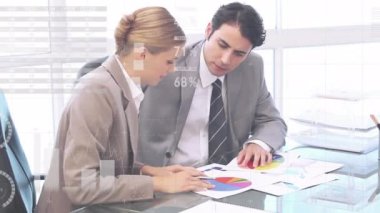 Ofiste çalışan çeşitli iş adamları üzerinde finansal veri işleme animasyonu. Küresel iş, finans ve dijital arayüz kavramı dijital olarak oluşturulmuş video.