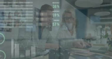 Ofiste çalışan çeşitli iş adamları üzerinde finansal veri işleme animasyonu. Küresel iş, finans ve dijital arayüz kavramı dijital olarak oluşturulmuş video.