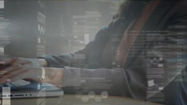 Bilgisayar kullanarak iş adamının finansal veri işleme animasyonu. Küresel iş, finans, bilgisayar ve veri işleme kavramı dijital olarak oluşturulmuş video.